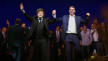 Javier Milei felicitó a Flávio Bolsonaro por salir primero en las elecciones generales en Brasil: «Querido amigo»
