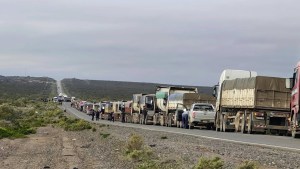 Fuerte choque sobre la Ruta 151 en Río Negro este domingo 11: larga fila de vehículos cerca de Barda del Medio