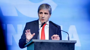 El «Plan B» del Gobierno: Caputo no descartó usar el swap con China si no logra refinanciar los Bonares en 2027