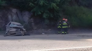 Impactante choque sobre la Ruta 40 entre un auto y un colectivo: un hombre resultó gravemente herido