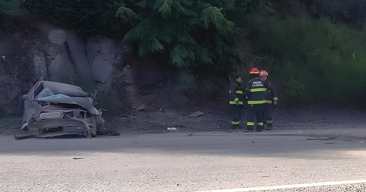Grave accidente entre un auto y un colectivo en la Ruta 40, cerca de Villa La Angostura