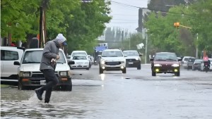 Alerta naranja por tormentas en casi todo Neuquén y Río Negro este viernes 23: los peores horarios