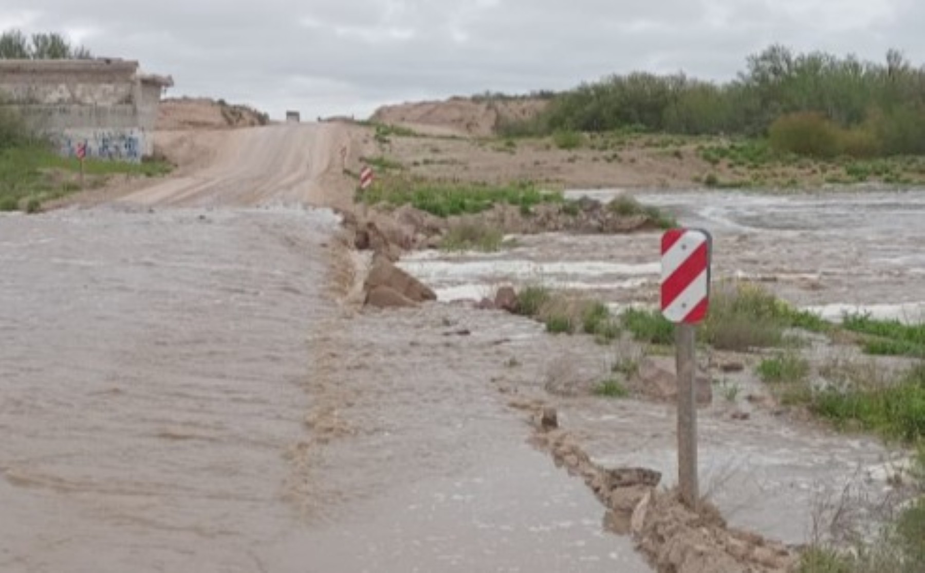 Corte total en la Ruta 23 por aumento de caudal de arroyo en Río Negro
