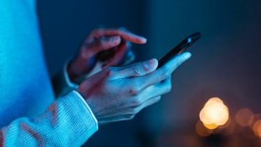 Lo condenaron por almacenar 79 videos y 20 fotos de abuso sexual infantil en su celular en Cinco Saltos