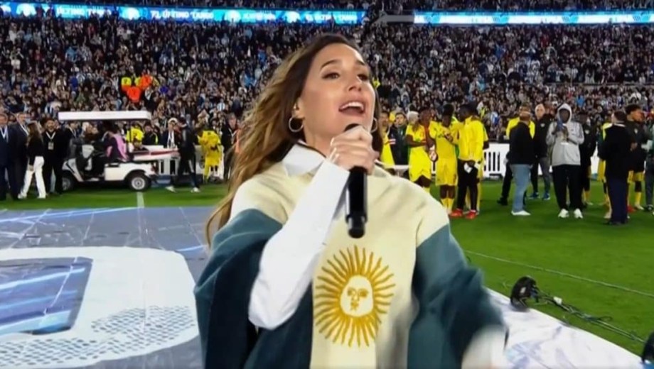 Soledad Pastoruti en el partido de despedida de Messi.  