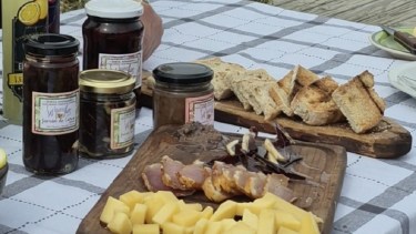 A la Mesa: sabores y música frente al lago en Villa Pehuenia
