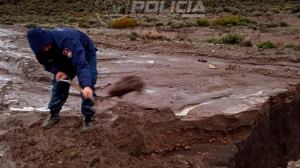 Una madre y su hija de 3 años quedaron aisladas por el temporal en Neuquén y fueron rescatadas por la Policía