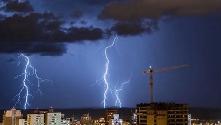 Ingreso de un frente inestable con actividad eléctrica en el norte de la Patagonia. 