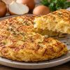 Imagen de Con 1 cebolla y 2 huevos: cómo hacer una tortilla dorada y cremosa sin harina en pocos minutos