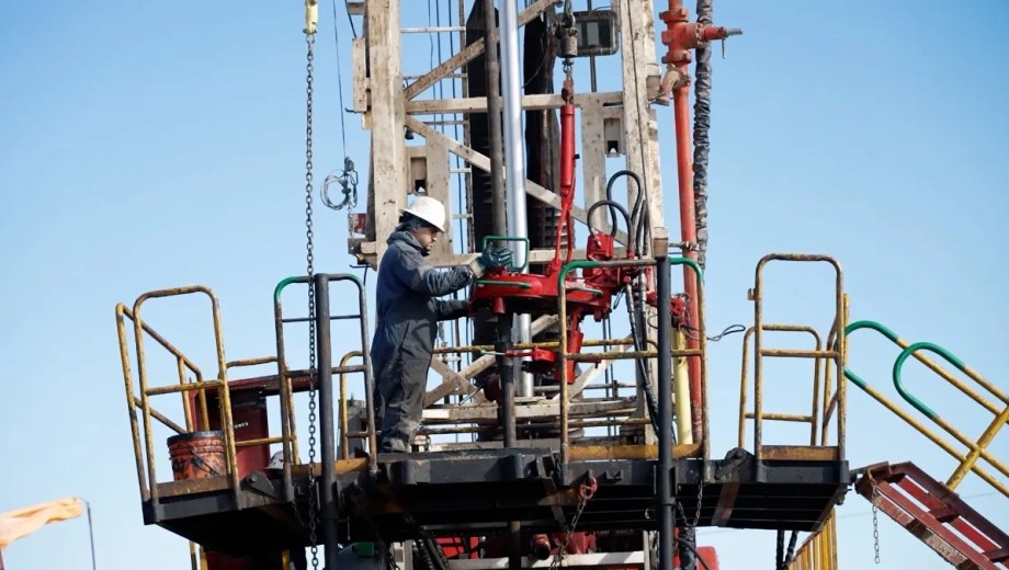 En Añelo los trabajadores de la industria petrolera cambian el paisaje diario. Foto gentileza.
