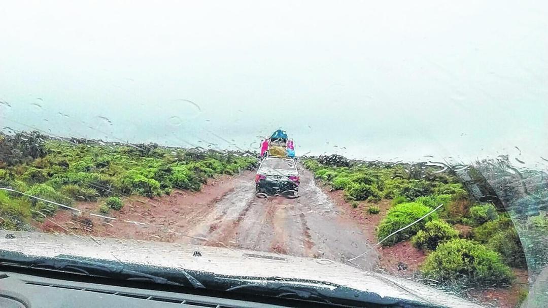 Camioneta avanzando por la Ruta 6 anegada durante el temporal en la Línea Sur