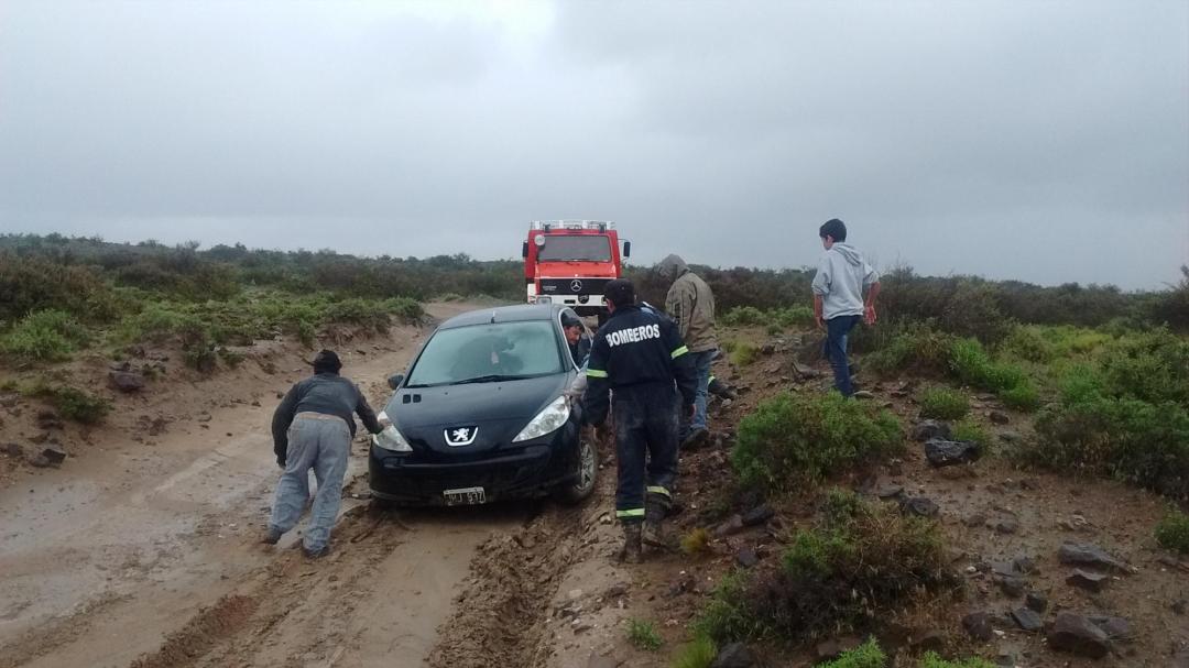 Encajado. Varios automóviles se quedaron entre el domingo y el martes. El agua dañó los circuitos electrónicos.