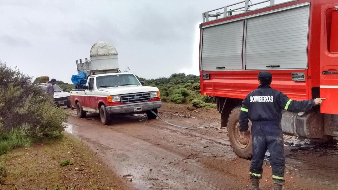 Caravana en el barro. El lunes 24, por la tarde, hubo otro operativo para sacar autos cerca de El Maruchito.