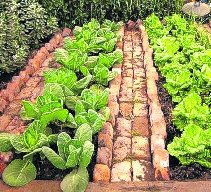 El ladrillo sigue vigente en el jardín y de tu propia mano